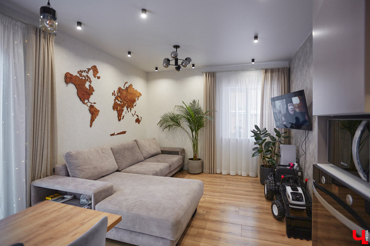 В конце 2020 года известная многим по социальным сетям блогер Ксения Богатова купила дом площадью 130 «квадратов» под Владимиром. А спустя пару лет мы заглянули к ней в гости, чтобы посмотреть, как она обустроилась на новом месте.