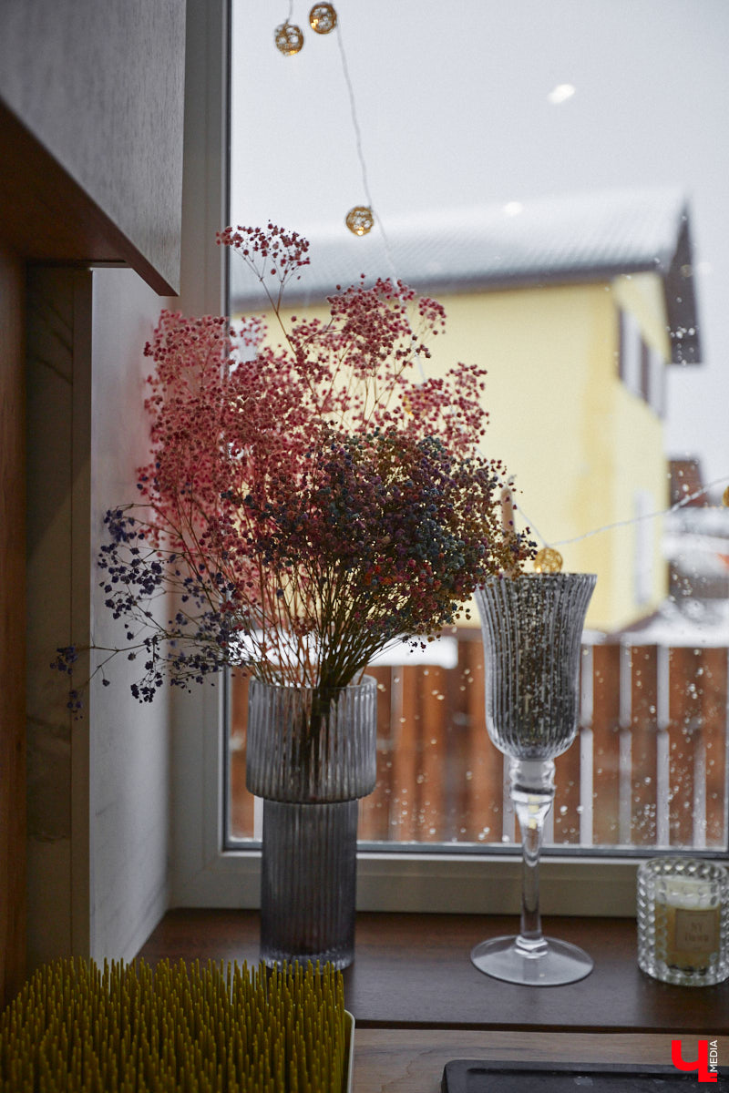 В конце 2020 года известная многим по социальным сетям блогер Ксения Богатова купила дом площадью 130 «квадратов» под Владимиром. А спустя пару лет мы заглянули к ней в гости, чтобы посмотреть, как она обустроилась на новом месте.