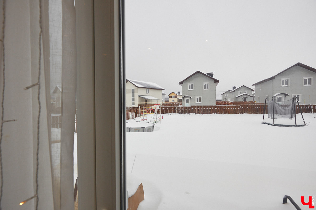 В конце 2020 года известная многим по социальным сетям блогер Ксения Богатова купила дом площадью 130 «квадратов» под Владимиром. А спустя пару лет мы заглянули к ней в гости, чтобы посмотреть, как она обустроилась на новом месте.