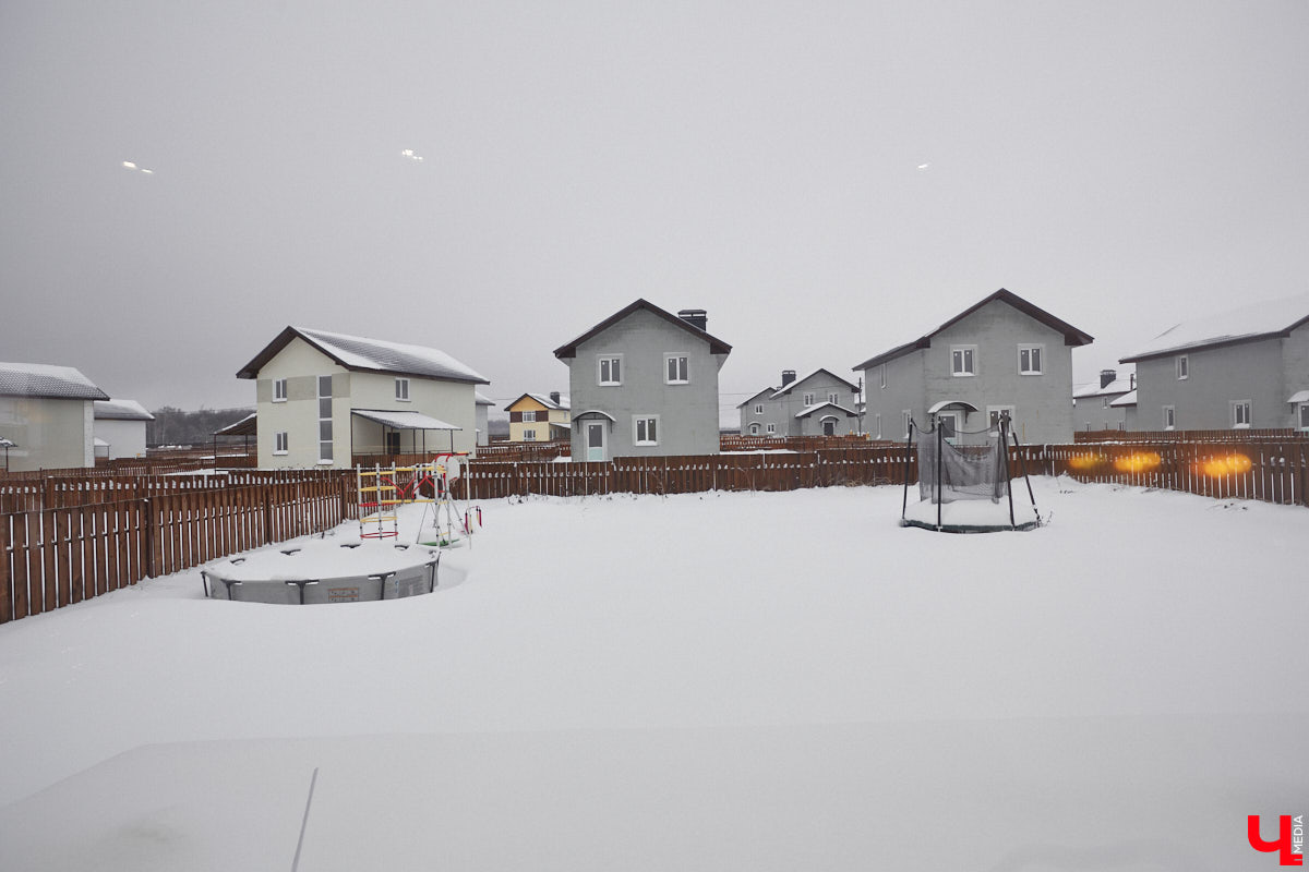 В конце 2020 года известная многим по социальным сетям блогер Ксения Богатова купила дом площадью 130 «квадратов» под Владимиром. А спустя пару лет мы заглянули к ней в гости, чтобы посмотреть, как она обустроилась на новом месте.