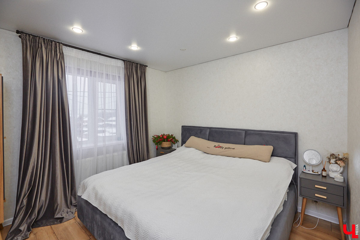 В конце 2020 года известная многим по социальным сетям блогер Ксения Богатова купила дом площадью 130 «квадратов» под Владимиром. А спустя пару лет мы заглянули к ней в гости, чтобы посмотреть, как она обустроилась на новом месте.