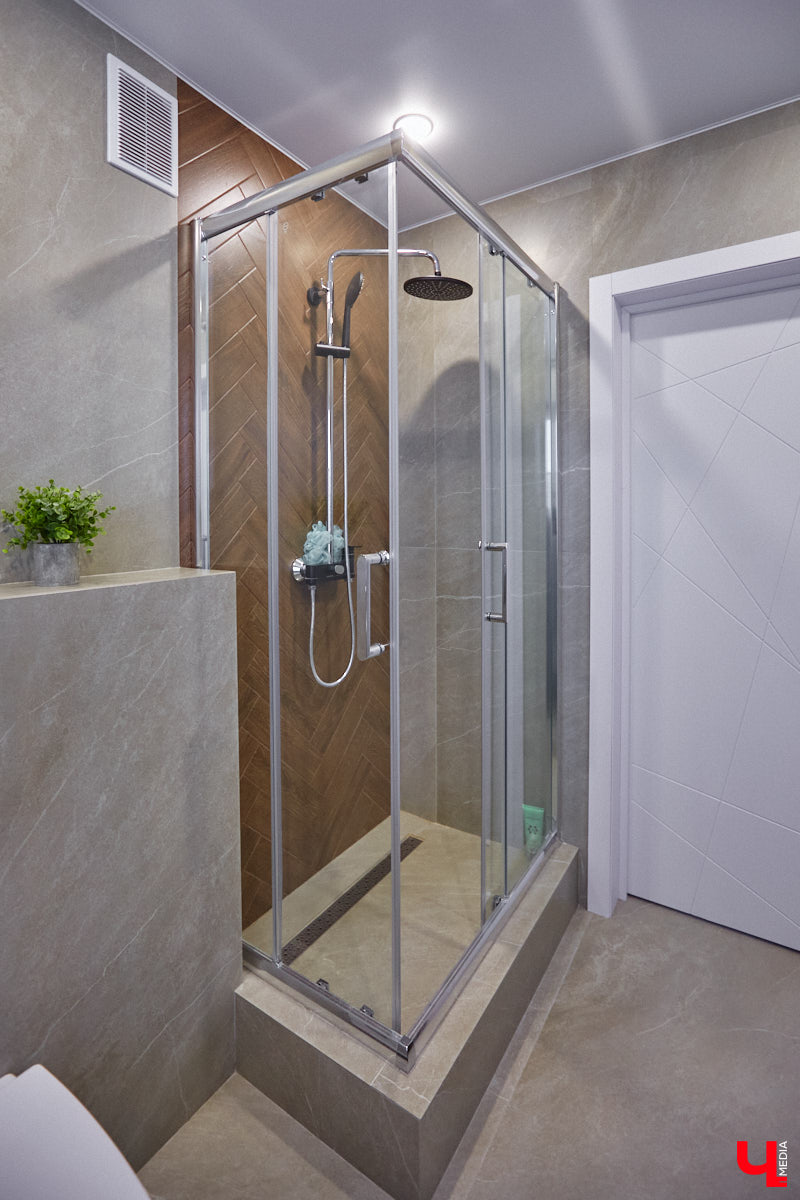 В конце 2020 года известная многим по социальным сетям блогер Ксения Богатова купила дом площадью 130 «квадратов» под Владимиром. А спустя пару лет мы заглянули к ней в гости, чтобы посмотреть, как она обустроилась на новом месте.