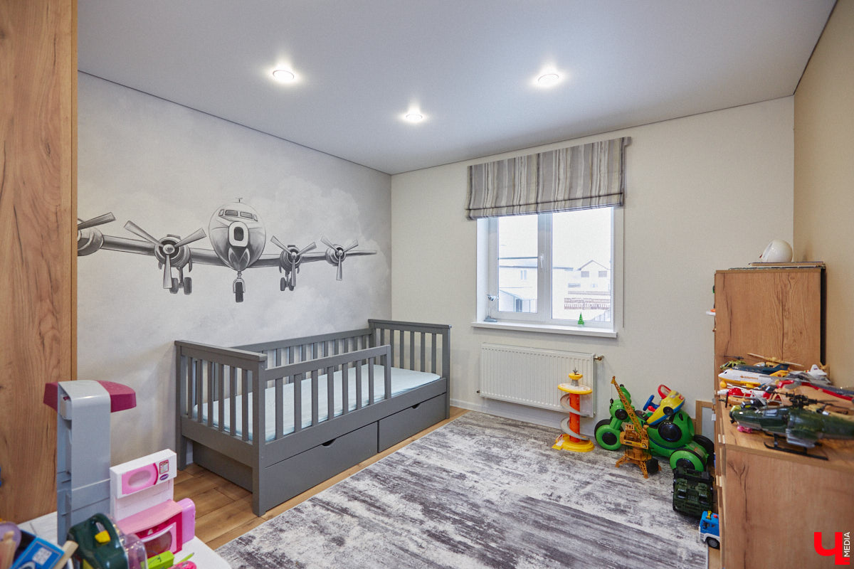 В конце 2020 года известная многим по социальным сетям блогер Ксения Богатова купила дом площадью 130 «квадратов» под Владимиром. А спустя пару лет мы заглянули к ней в гости, чтобы посмотреть, как она обустроилась на новом месте.