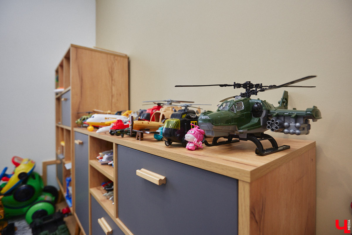 В конце 2020 года известная многим по социальным сетям блогер Ксения Богатова купила дом площадью 130 «квадратов» под Владимиром. А спустя пару лет мы заглянули к ней в гости, чтобы посмотреть, как она обустроилась на новом месте.