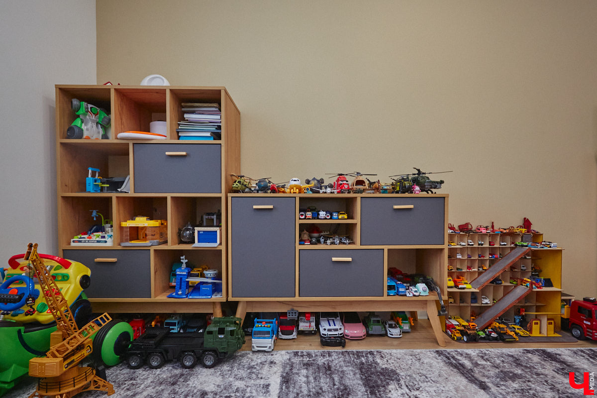 В конце 2020 года известная многим по социальным сетям блогер Ксения Богатова купила дом площадью 130 «квадратов» под Владимиром. А спустя пару лет мы заглянули к ней в гости, чтобы посмотреть, как она обустроилась на новом месте.