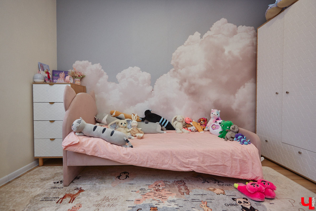 В конце 2020 года известная многим по социальным сетям блогер Ксения Богатова купила дом площадью 130 «квадратов» под Владимиром. А спустя пару лет мы заглянули к ней в гости, чтобы посмотреть, как она обустроилась на новом месте.