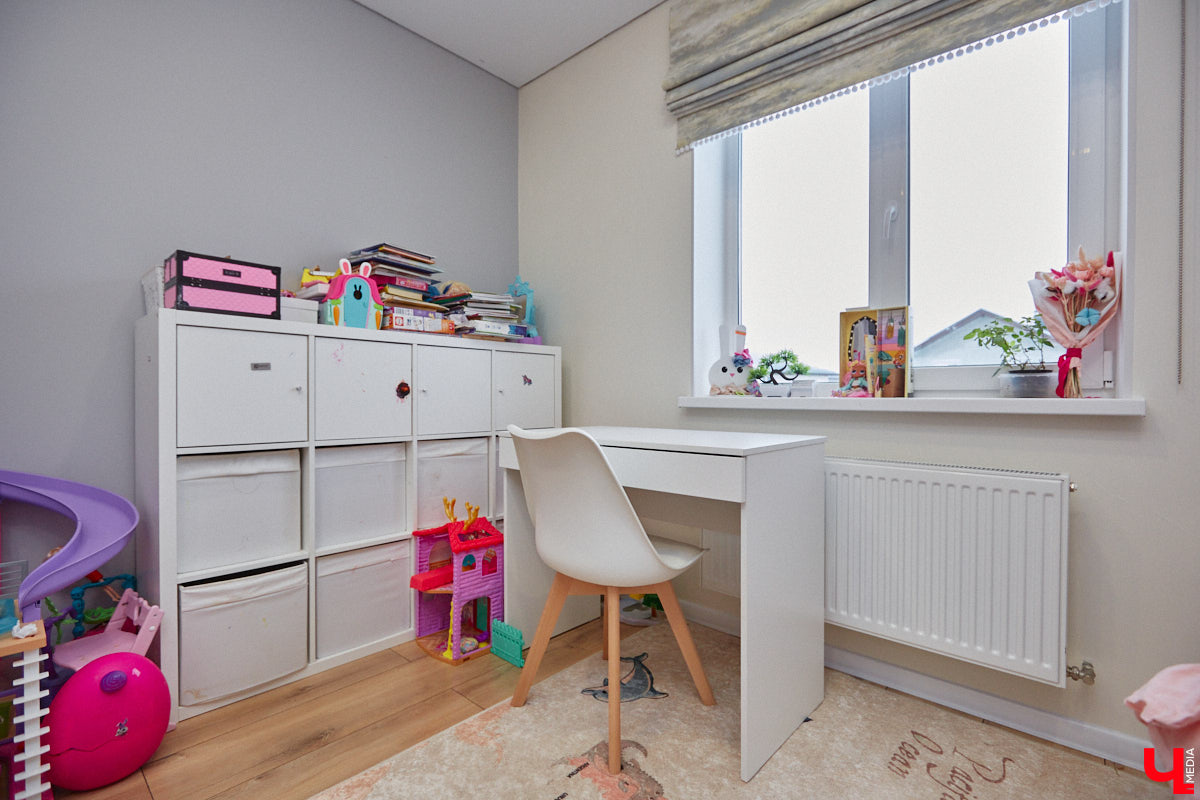 В конце 2020 года известная многим по социальным сетям блогер Ксения Богатова купила дом площадью 130 «квадратов» под Владимиром. А спустя пару лет мы заглянули к ней в гости, чтобы посмотреть, как она обустроилась на новом месте.