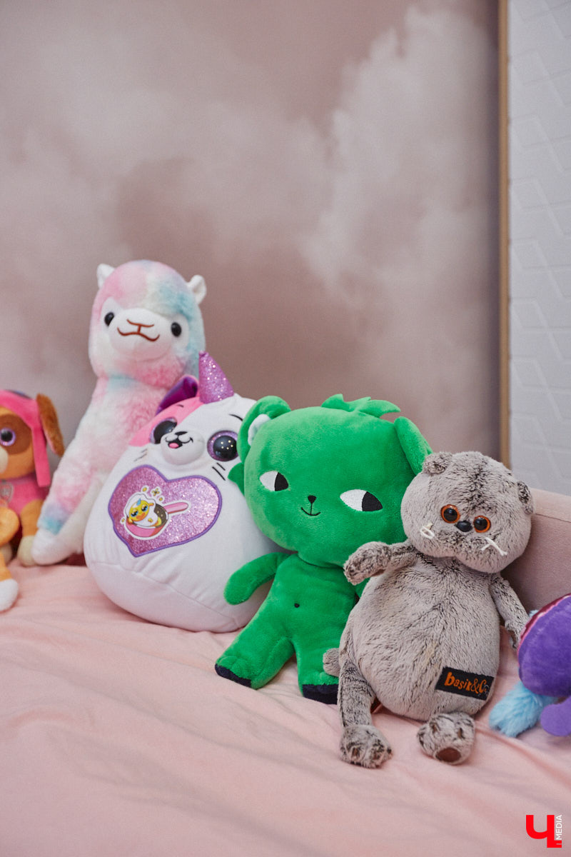 В конце 2020 года известная многим по социальным сетям блогер Ксения Богатова купила дом площадью 130 «квадратов» под Владимиром. А спустя пару лет мы заглянули к ней в гости, чтобы посмотреть, как она обустроилась на новом месте.