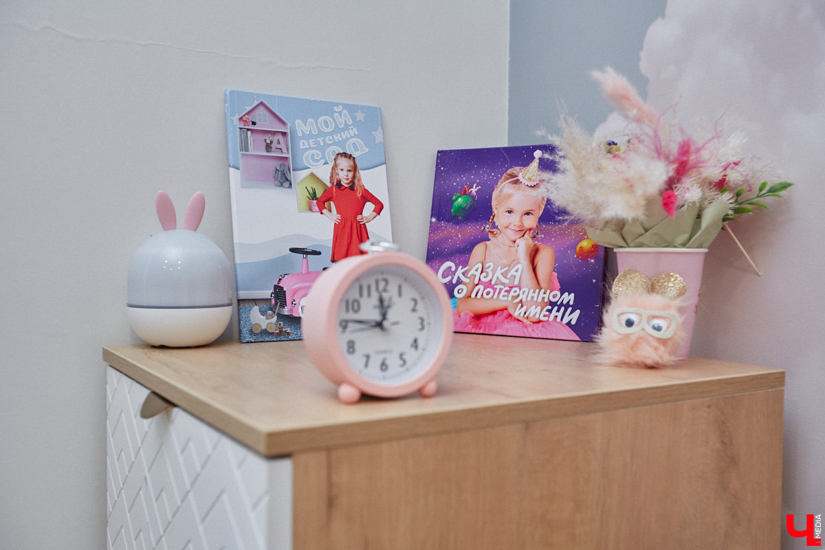 В конце 2020 года известная многим по социальным сетям блогер Ксения Богатова купила дом площадью 130 «квадратов» под Владимиром. А спустя пару лет мы заглянули к ней в гости, чтобы посмотреть, как она обустроилась на новом месте.