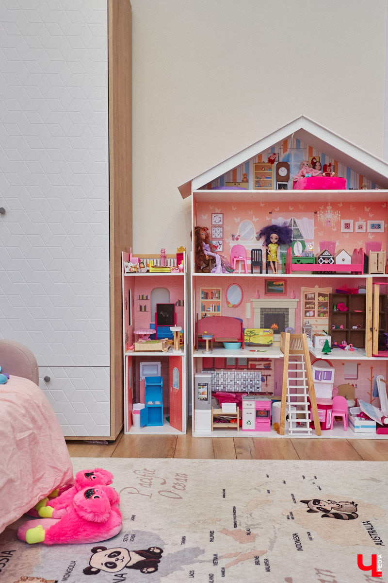 В конце 2020 года известная многим по социальным сетям блогер Ксения Богатова купила дом площадью 130 «квадратов» под Владимиром. А спустя пару лет мы заглянули к ней в гости, чтобы посмотреть, как она обустроилась на новом месте.