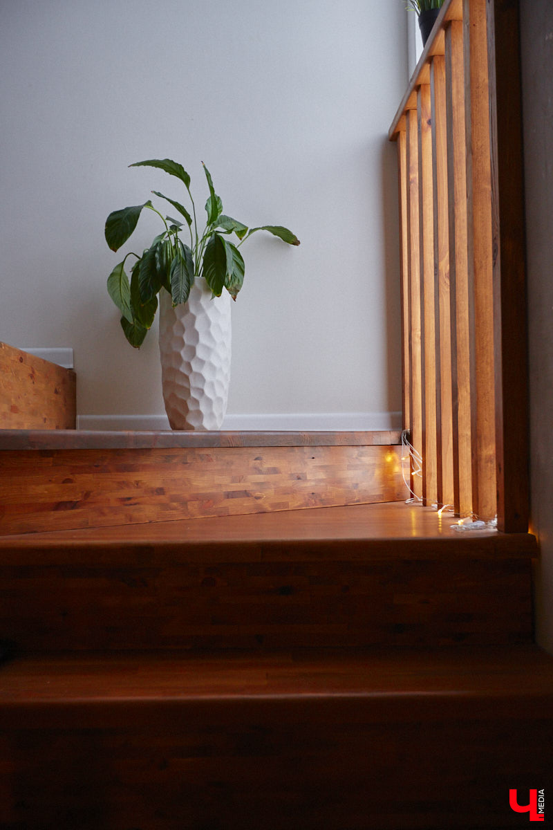 В конце 2020 года известная многим по социальным сетям блогер Ксения Богатова купила дом площадью 130 «квадратов» под Владимиром. А спустя пару лет мы заглянули к ней в гости, чтобы посмотреть, как она обустроилась на новом месте.