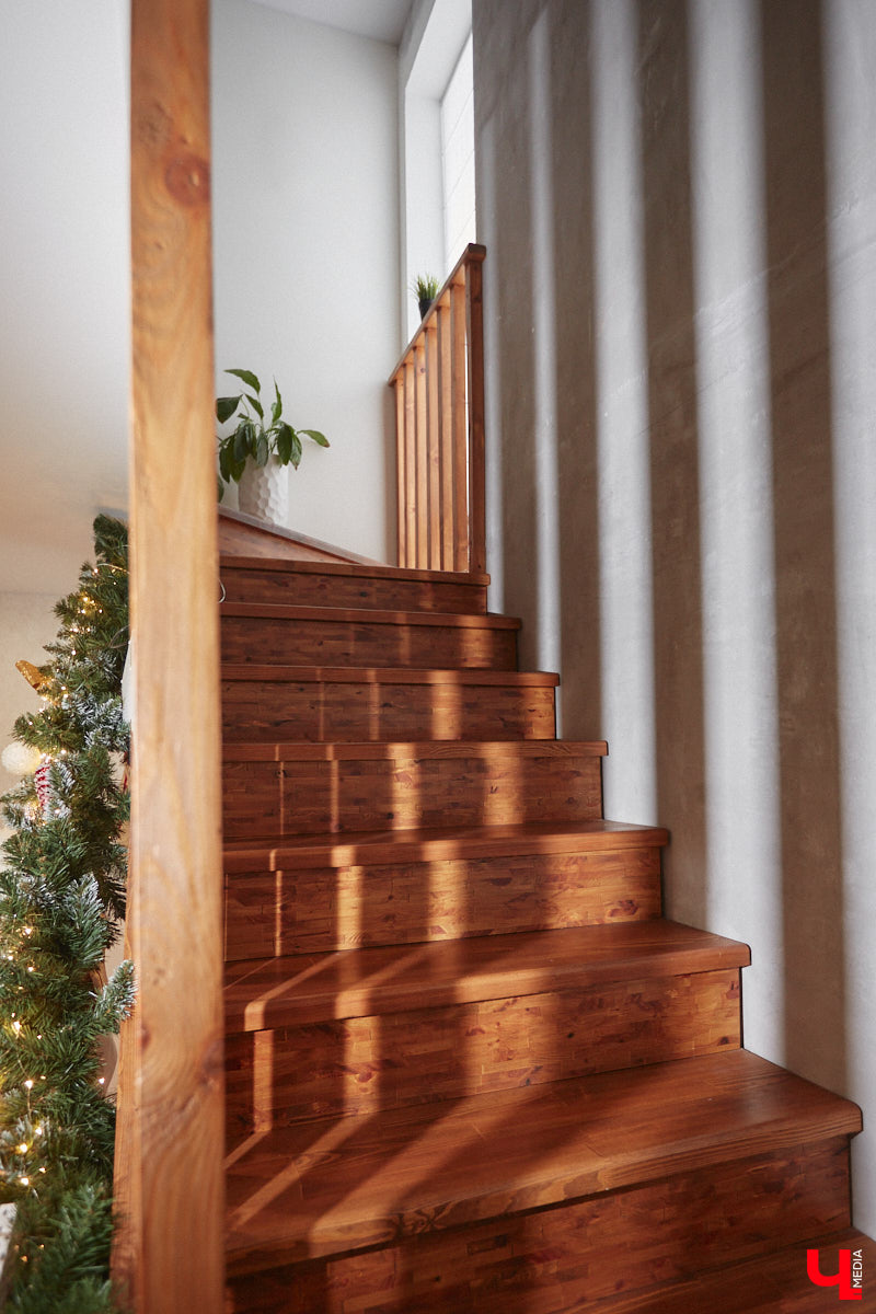 В конце 2020 года известная многим по социальным сетям блогер Ксения Богатова купила дом площадью 130 «квадратов» под Владимиром. А спустя пару лет мы заглянули к ней в гости, чтобы посмотреть, как она обустроилась на новом месте.