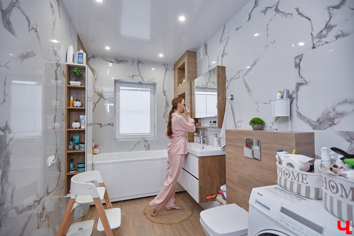 В конце 2020 года известная многим по социальным сетям блогер Ксения Богатова купила дом площадью 130 «квадратов» под Владимиром. А спустя пару лет мы заглянули к ней в гости, чтобы посмотреть, как она обустроилась на новом месте.