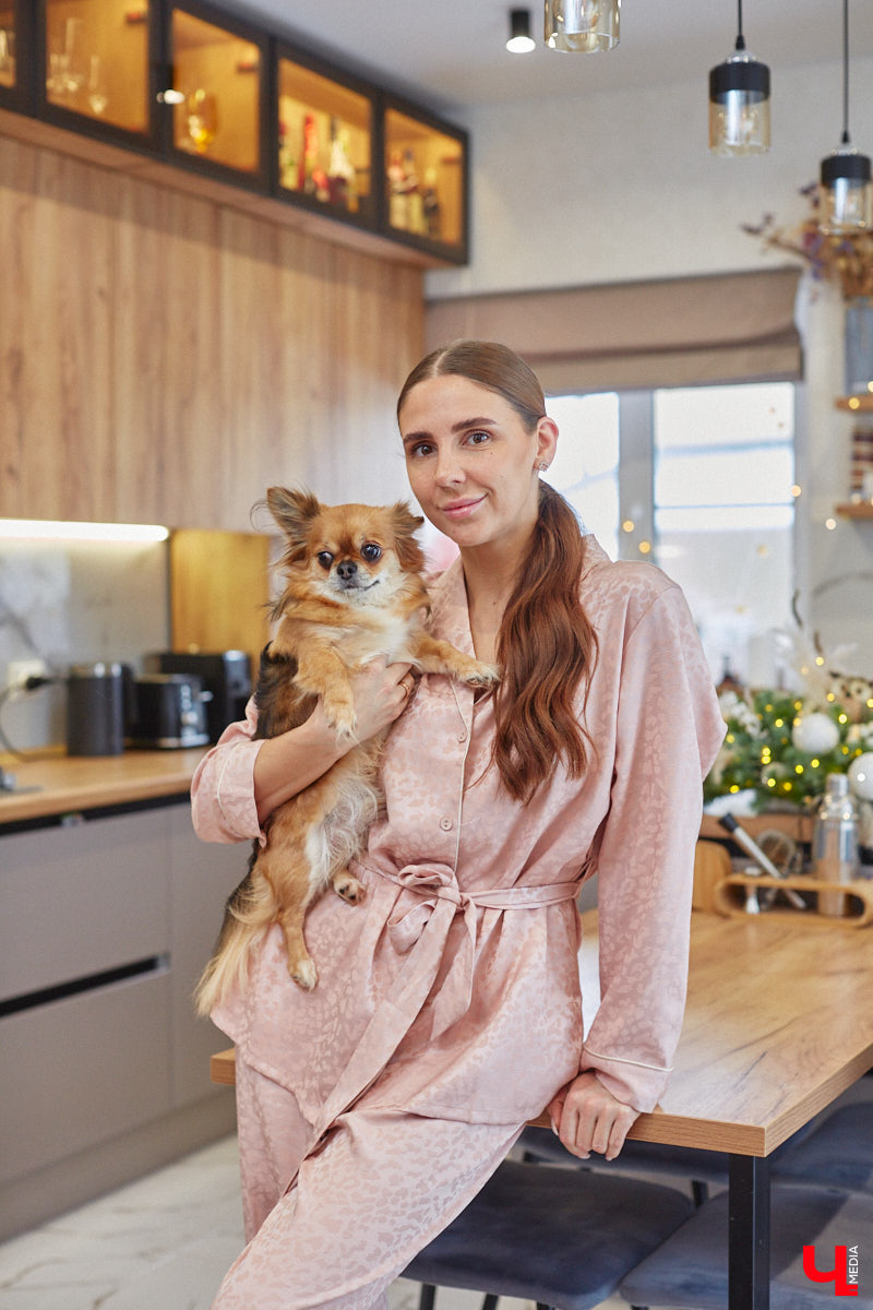 В конце 2020 года известная многим по социальным сетям блогер Ксения Богатова купила дом площадью 130 «квадратов» под Владимиром. А спустя пару лет мы заглянули к ней в гости, чтобы посмотреть, как она обустроилась на новом месте.