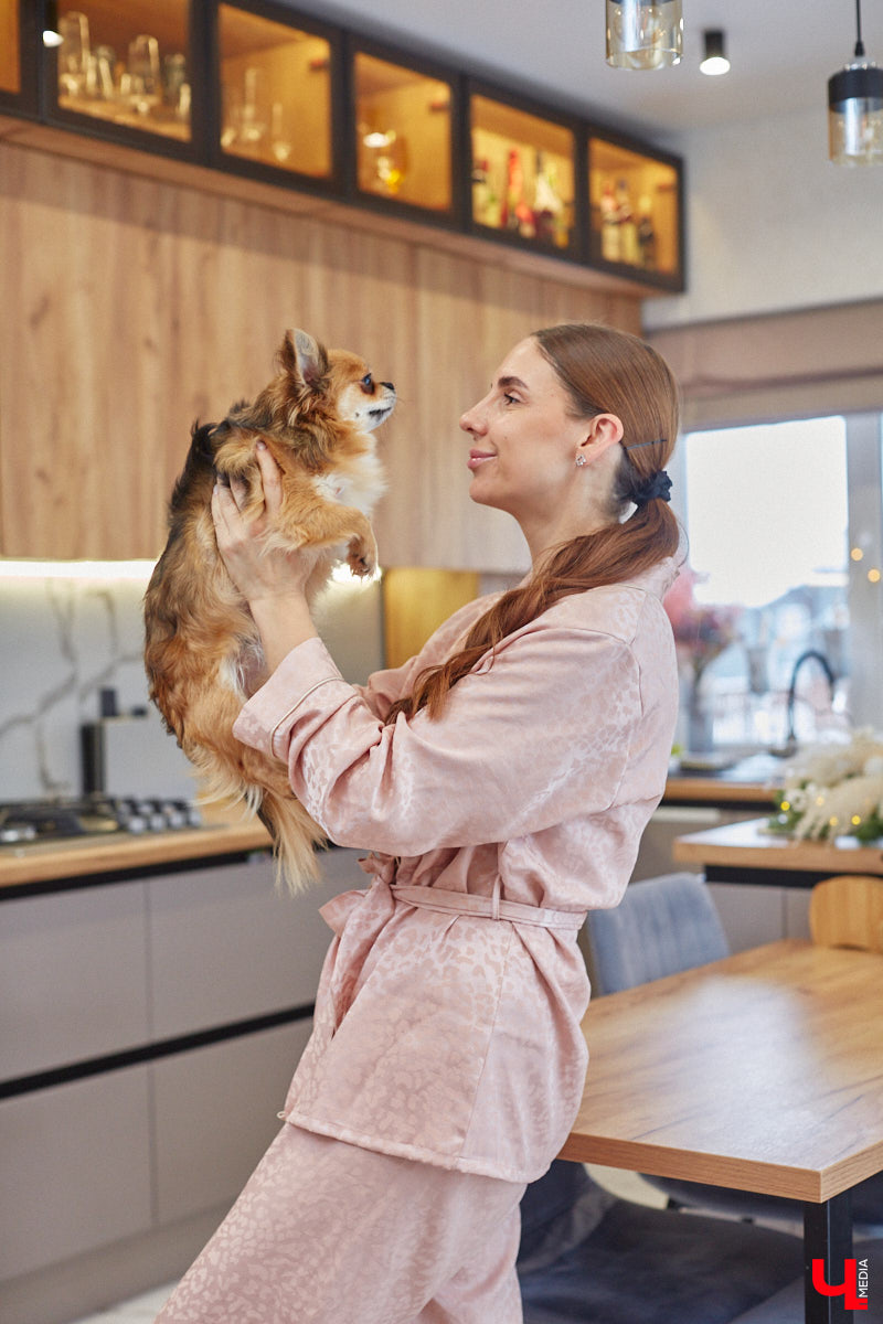 В конце 2020 года известная многим по социальным сетям блогер Ксения Богатова купила дом площадью 130 «квадратов» под Владимиром. А спустя пару лет мы заглянули к ней в гости, чтобы посмотреть, как она обустроилась на новом месте.