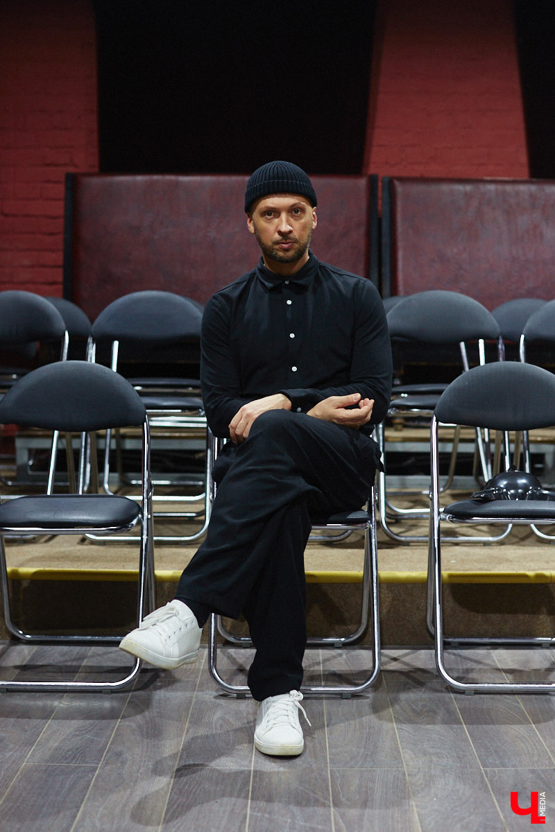 Антон Карташов – экс-актёр владимирского драмтеатра, основавший собственный проект «Творческое Объединение Около Театра». На небольшой сцене ОДРИ реализуются нетривиальные сюжеты и живут нашумевшие пьесы, отобранные переквалифицировавшимся в режиссёры Антоном. Подробнее о жизни маленького театра расскажет он сам, точнее, герои, посетившие Владимир благодаря творческому объединению.