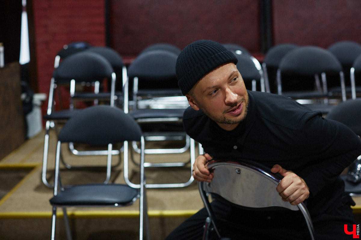 Антон Карташов – экс-актёр владимирского драмтеатра, основавший собственный проект «Творческое Объединение Около Театра». На небольшой сцене ОДРИ реализуются нетривиальные сюжеты и живут нашумевшие пьесы, отобранные переквалифицировавшимся в режиссёры Антоном. Подробнее о жизни маленького театра расскажет он сам, точнее, герои, посетившие Владимир благодаря творческому объединению.