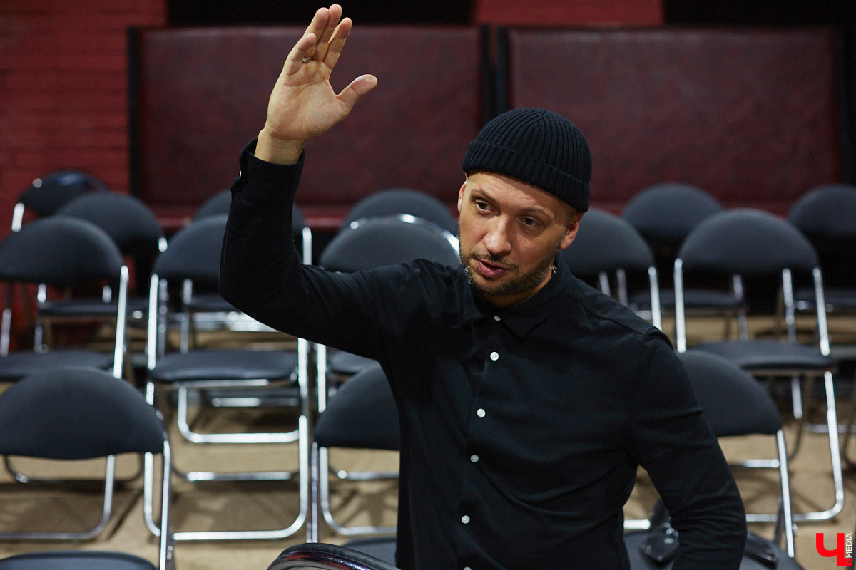 Антон Карташов – экс-актёр владимирского драмтеатра, основавший собственный проект «Творческое Объединение Около Театра». На небольшой сцене ОДРИ реализуются нетривиальные сюжеты и живут нашумевшие пьесы, отобранные переквалифицировавшимся в режиссёры Антоном. Подробнее о жизни маленького театра расскажет он сам, точнее, герои, посетившие Владимир благодаря творческому объединению.