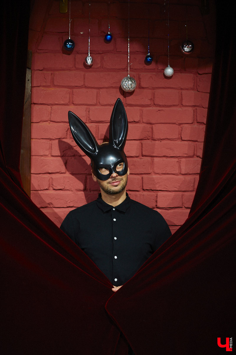 Антон Карташов – экс-актёр владимирского драмтеатра, основавший собственный проект «Творческое Объединение Около Театра». На небольшой сцене ОДРИ реализуются нетривиальные сюжеты и живут нашумевшие пьесы, отобранные переквалифицировавшимся в режиссёры Антоном. Подробнее о жизни маленького театра расскажет он сам, точнее, герои, посетившие Владимир благодаря творческому объединению.