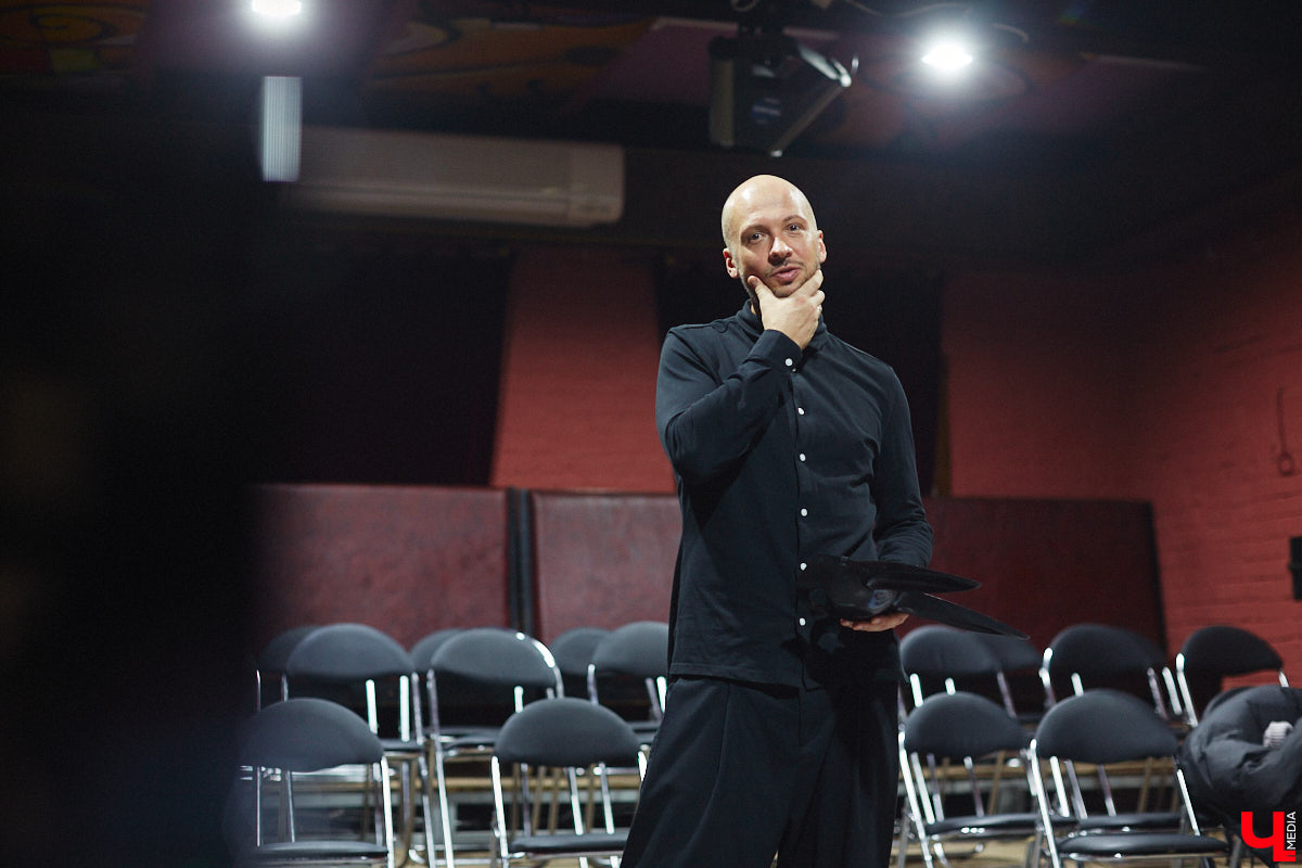 Антон Карташов – экс-актёр владимирского драмтеатра, основавший собственный проект «Творческое Объединение Около Театра». На небольшой сцене ОДРИ реализуются нетривиальные сюжеты и живут нашумевшие пьесы, отобранные переквалифицировавшимся в режиссёры Антоном. Подробнее о жизни маленького театра расскажет он сам, точнее, герои, посетившие Владимир благодаря творческому объединению.