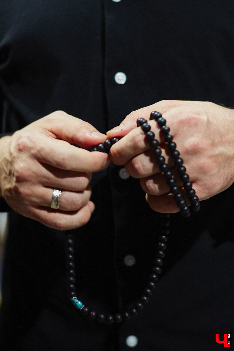 Антон Карташов – экс-актёр владимирского драмтеатра, основавший собственный проект «Творческое Объединение Около Театра». На небольшой сцене ОДРИ реализуются нетривиальные сюжеты и живут нашумевшие пьесы, отобранные переквалифицировавшимся в режиссёры Антоном. Подробнее о жизни маленького театра расскажет он сам, точнее, герои, посетившие Владимир благодаря творческому объединению.