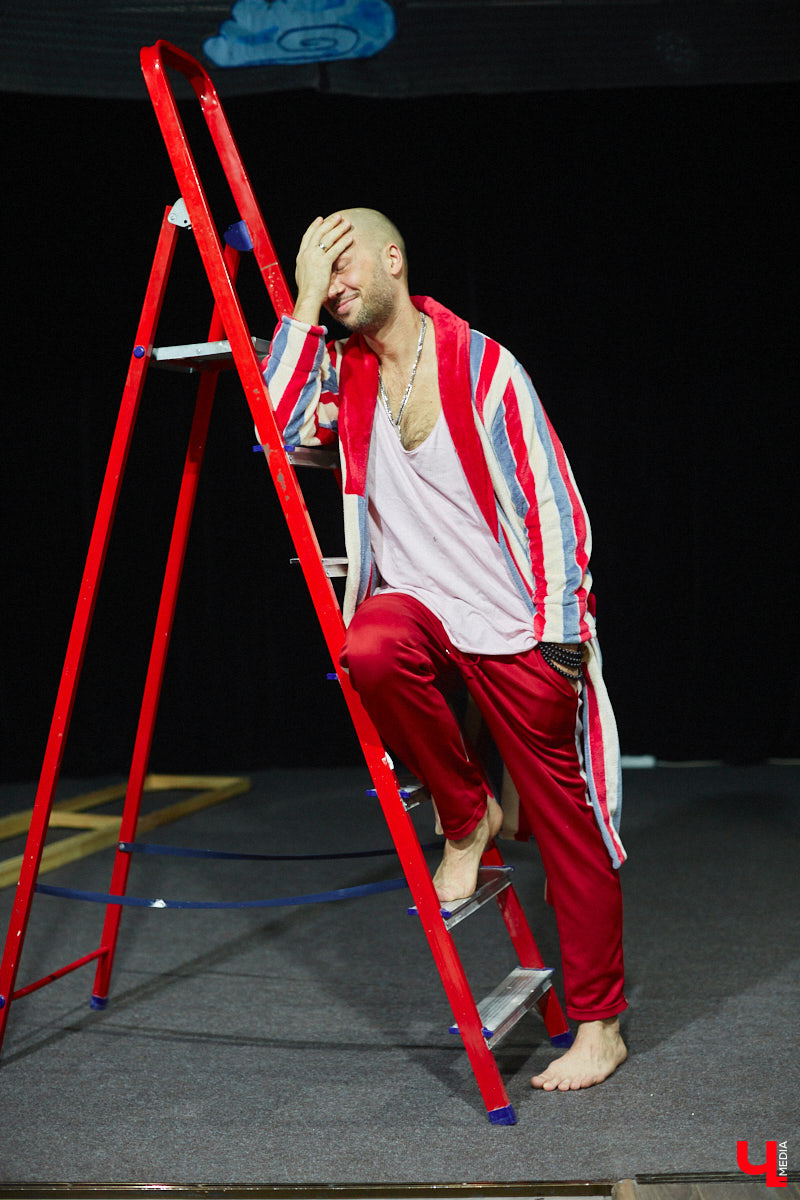 Антон Карташов – экс-актёр владимирского драмтеатра, основавший собственный проект «Творческое Объединение Около Театра». На небольшой сцене ОДРИ реализуются нетривиальные сюжеты и живут нашумевшие пьесы, отобранные переквалифицировавшимся в режиссёры Антоном. Подробнее о жизни маленького театра расскажет он сам, точнее, герои, посетившие Владимир благодаря творческому объединению.