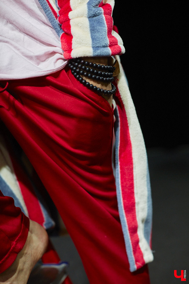 Антон Карташов – экс-актёр владимирского драмтеатра, основавший собственный проект «Творческое Объединение Около Театра». На небольшой сцене ОДРИ реализуются нетривиальные сюжеты и живут нашумевшие пьесы, отобранные переквалифицировавшимся в режиссёры Антоном. Подробнее о жизни маленького театра расскажет он сам, точнее, герои, посетившие Владимир благодаря творческому объединению.