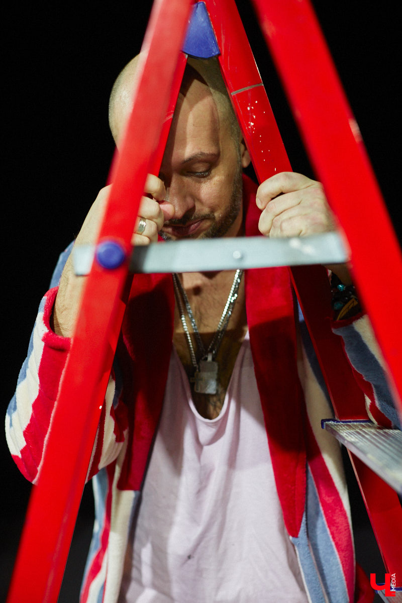 Антон Карташов – экс-актёр владимирского драмтеатра, основавший собственный проект «Творческое Объединение Около Театра». На небольшой сцене ОДРИ реализуются нетривиальные сюжеты и живут нашумевшие пьесы, отобранные переквалифицировавшимся в режиссёры Антоном. Подробнее о жизни маленького театра расскажет он сам, точнее, герои, посетившие Владимир благодаря творческому объединению.