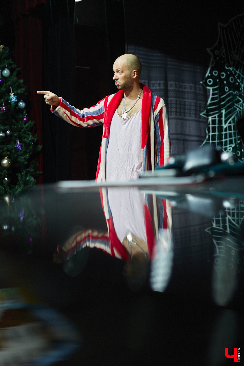 Антон Карташов – экс-актёр владимирского драмтеатра, основавший собственный проект «Творческое Объединение Около Театра». На небольшой сцене ОДРИ реализуются нетривиальные сюжеты и живут нашумевшие пьесы, отобранные переквалифицировавшимся в режиссёры Антоном. Подробнее о жизни маленького театра расскажет он сам, точнее, герои, посетившие Владимир благодаря творческому объединению.