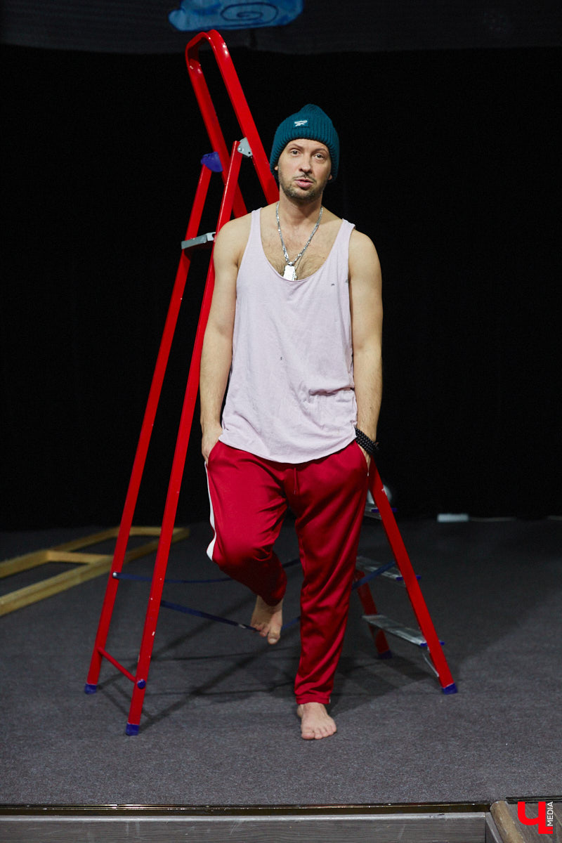 Антон Карташов – экс-актёр владимирского драмтеатра, основавший собственный проект «Творческое Объединение Около Театра». На небольшой сцене ОДРИ реализуются нетривиальные сюжеты и живут нашумевшие пьесы, отобранные переквалифицировавшимся в режиссёры Антоном. Подробнее о жизни маленького театра расскажет он сам, точнее, герои, посетившие Владимир благодаря творческому объединению.