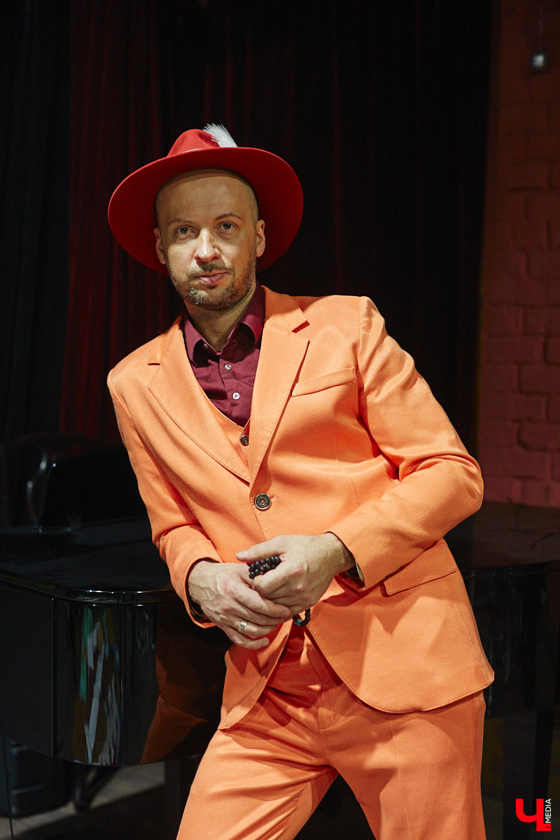 Антон Карташов – экс-актёр владимирского драмтеатра, основавший собственный проект «Творческое Объединение Около Театра». На небольшой сцене ОДРИ реализуются нетривиальные сюжеты и живут нашумевшие пьесы, отобранные переквалифицировавшимся в режиссёры Антоном. Подробнее о жизни маленького театра расскажет он сам, точнее, герои, посетившие Владимир благодаря творческому объединению.