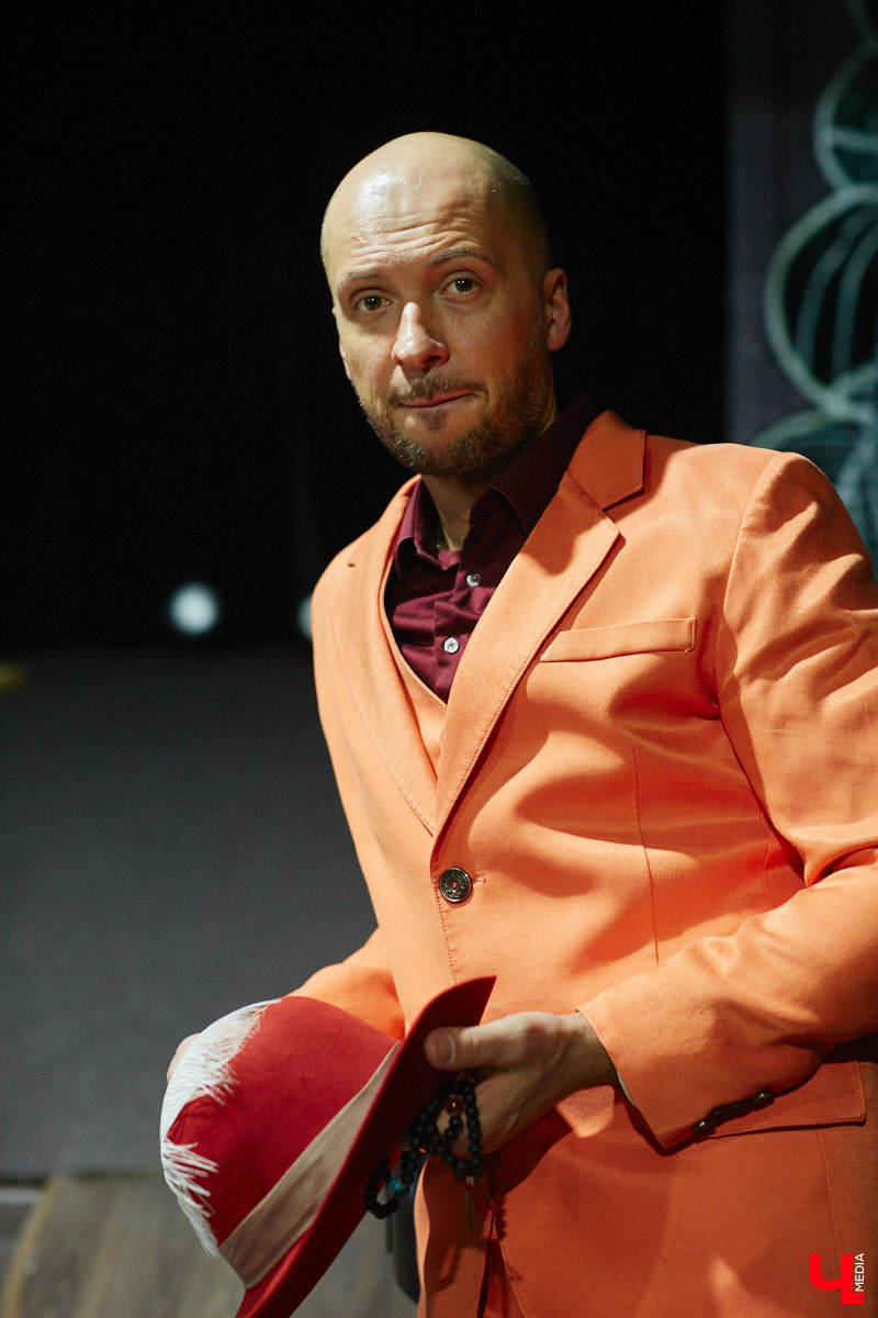 Антон Карташов – экс-актёр владимирского драмтеатра, основавший собственный проект «Творческое Объединение Около Театра». На небольшой сцене ОДРИ реализуются нетривиальные сюжеты и живут нашумевшие пьесы, отобранные переквалифицировавшимся в режиссёры Антоном. Подробнее о жизни маленького театра расскажет он сам, точнее, герои, посетившие Владимир благодаря творческому объединению.