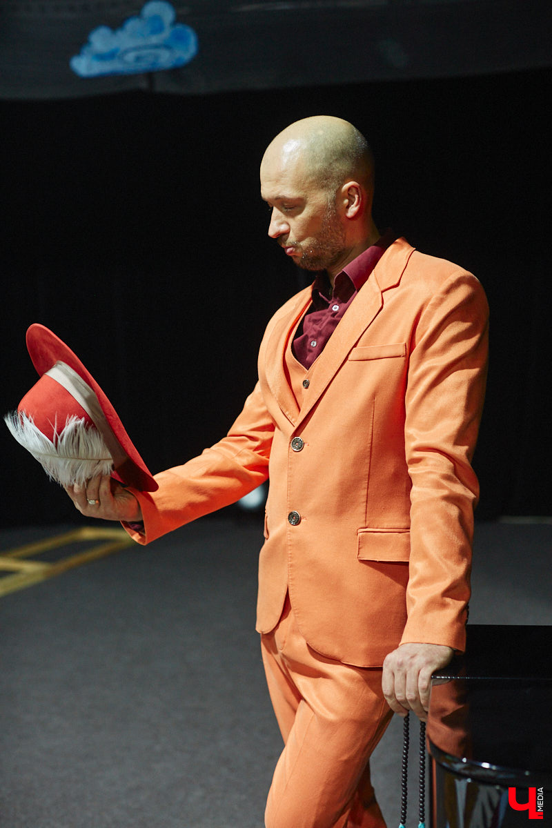 Антон Карташов – экс-актёр владимирского драмтеатра, основавший собственный проект «Творческое Объединение Около Театра». На небольшой сцене ОДРИ реализуются нетривиальные сюжеты и живут нашумевшие пьесы, отобранные переквалифицировавшимся в режиссёры Антоном. Подробнее о жизни маленького театра расскажет он сам, точнее, герои, посетившие Владимир благодаря творческому объединению.