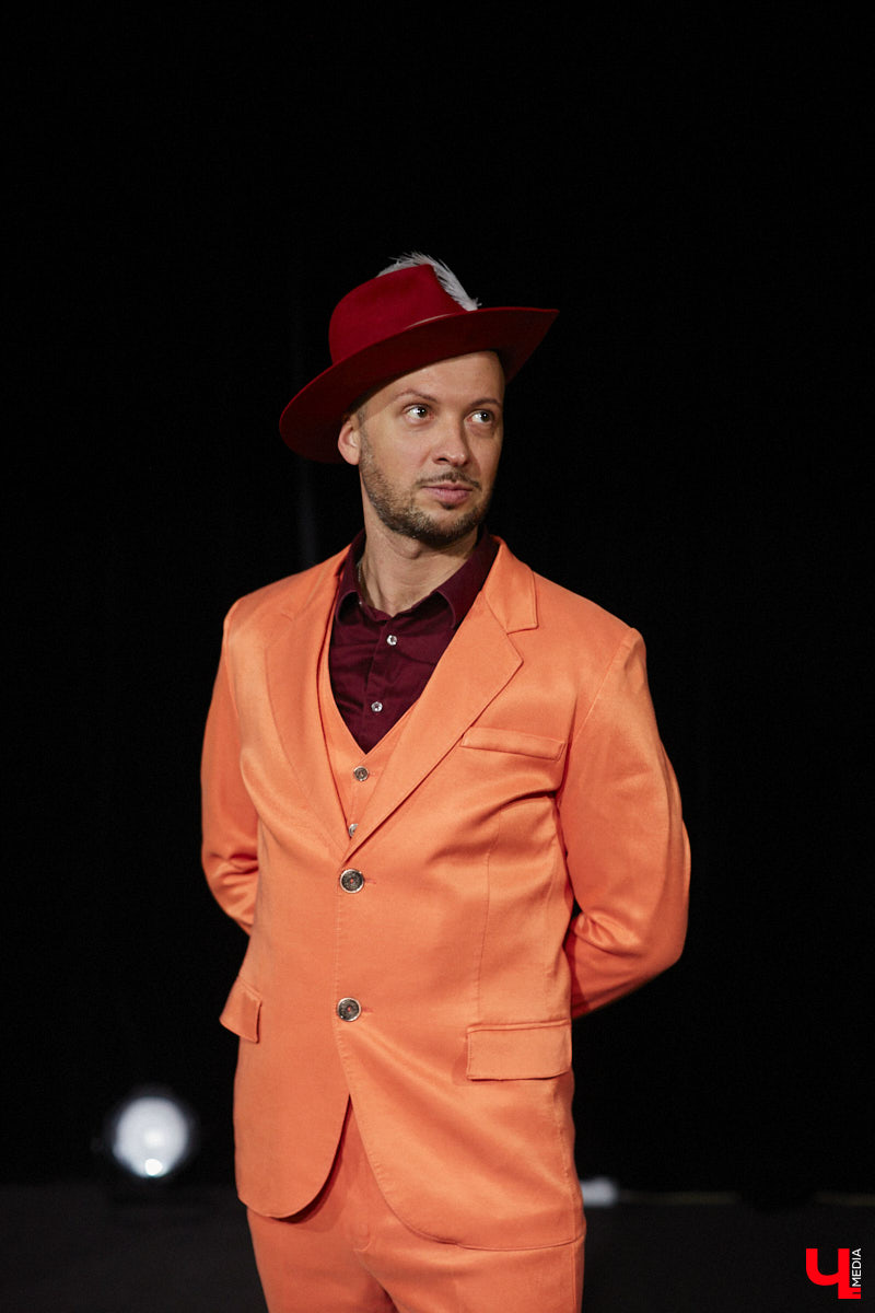 Антон Карташов – экс-актёр владимирского драмтеатра, основавший собственный проект «Творческое Объединение Около Театра». На небольшой сцене ОДРИ реализуются нетривиальные сюжеты и живут нашумевшие пьесы, отобранные переквалифицировавшимся в режиссёры Антоном. Подробнее о жизни маленького театра расскажет он сам, точнее, герои, посетившие Владимир благодаря творческому объединению.