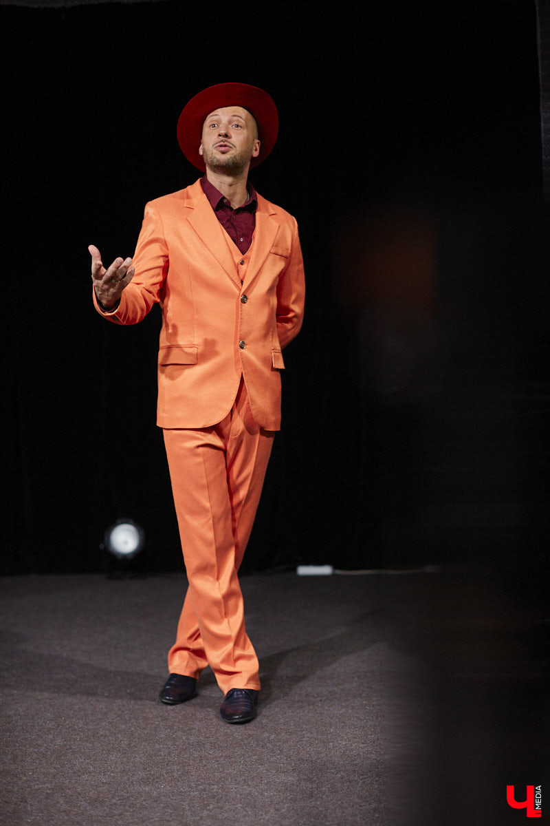 Антон Карташов – экс-актёр владимирского драмтеатра, основавший собственный проект «Творческое Объединение Около Театра». На небольшой сцене ОДРИ реализуются нетривиальные сюжеты и живут нашумевшие пьесы, отобранные переквалифицировавшимся в режиссёры Антоном. Подробнее о жизни маленького театра расскажет он сам, точнее, герои, посетившие Владимир благодаря творческому объединению.