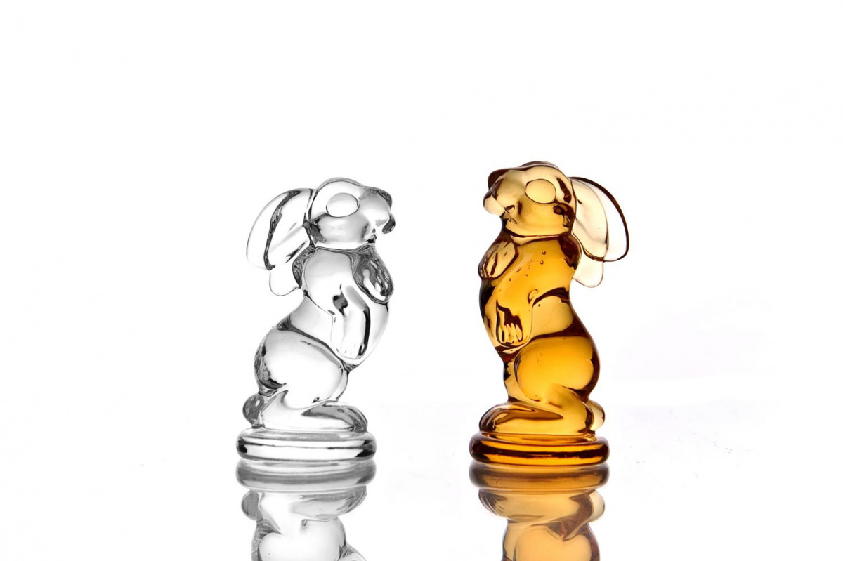 Вы знаете, сколько может стоить новогодняя елка для частного дома? Два миллиона – далеко не предел. Роскошные деревья продаются в одном из самых популярных цветочных магазинов Москвы. В этом году своей «фишкой» они сделали украшения из подвесок для люстр, созданных в Гусь-Хрустальном.