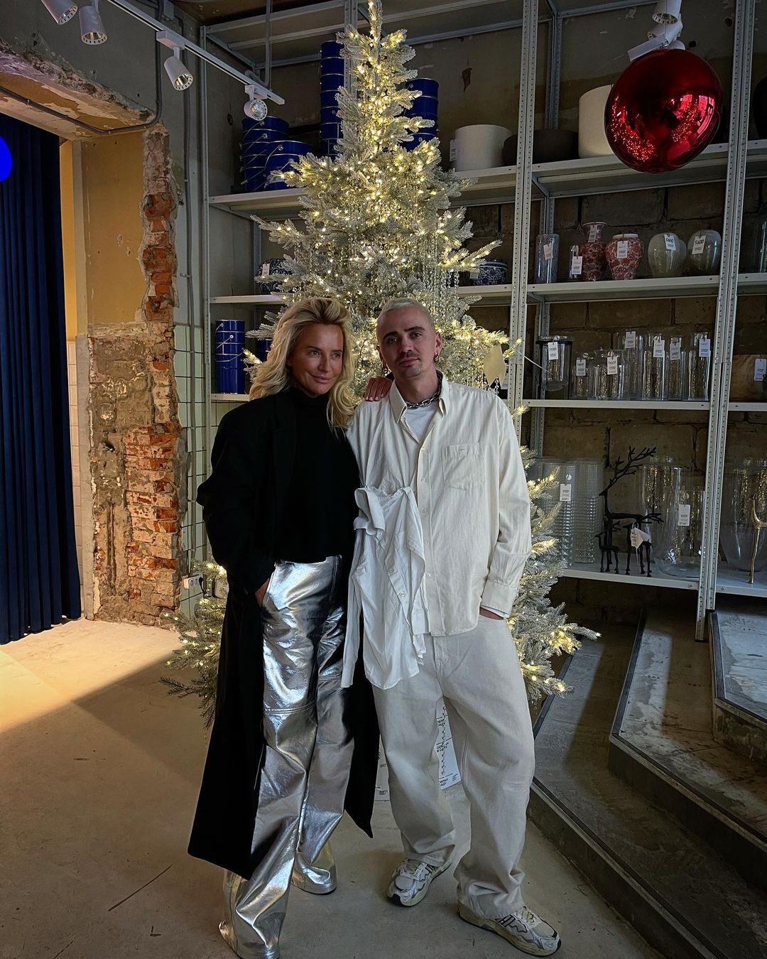 Вы знаете, сколько может стоить новогодняя елка для частного дома? Два миллиона – далеко не предел. Роскошные деревья продаются в одном из самых популярных цветочных магазинов Москвы. В этом году своей «фишкой» они сделали украшения из подвесок для люстр, созданных в Гусь-Хрустальном.