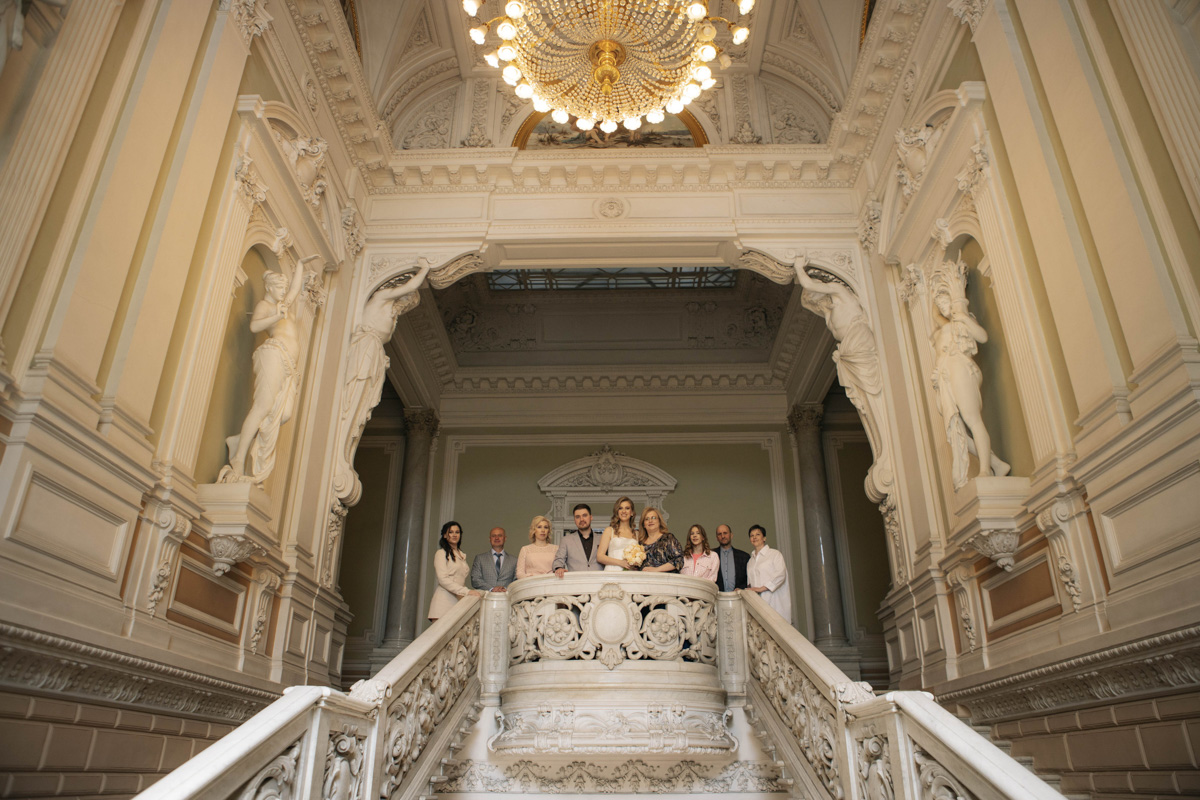 Владимирская show-woman и wedding-специалист Алёна Маркелова — девушка яркая, креативная и с хорошим вкусом. Идеальная невеста! Проведя сотни бракосочетаний, Алёна вошла в собственную супружескую жизнь и сделала это роскошно: три города, три мероприятия, целое лето праздников. О своей незабываемой свадьбе владимирская ведущая рассказала «Ключ-Медиа».