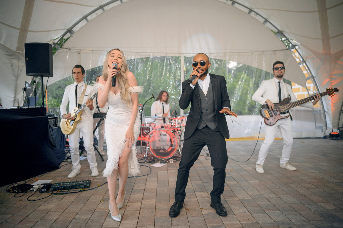 Владимирская show-woman и wedding-специалист Алёна Маркелова — девушка яркая, креативная и с хорошим вкусом. Идеальная невеста! Проведя сотни бракосочетаний, Алёна вошла в собственную супружескую жизнь и сделала это роскошно: три города, три мероприятия, целое лето праздников. О своей незабываемой свадьбе владимирская ведущая рассказала «Ключ-Медиа».