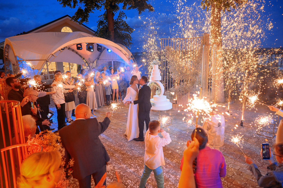 Владимирская show-woman и wedding-специалист Алёна Маркелова — девушка яркая, креативная и с хорошим вкусом. Идеальная невеста! Проведя сотни бракосочетаний, Алёна вошла в собственную супружескую жизнь и сделала это роскошно: три города, три мероприятия, целое лето праздников. О своей незабываемой свадьбе владимирская ведущая рассказала «Ключ-Медиа».