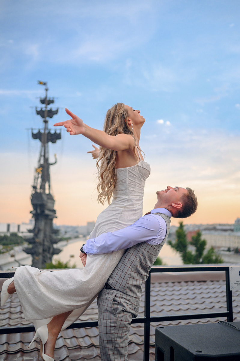 Владимирская show-woman и wedding-специалист Алёна Маркелова — девушка яркая, креативная и с хорошим вкусом. Идеальная невеста! Проведя сотни бракосочетаний, Алёна вошла в собственную супружескую жизнь и сделала это роскошно: три города, три мероприятия, целое лето праздников. О своей незабываемой свадьбе владимирская ведущая рассказала «Ключ-Медиа».