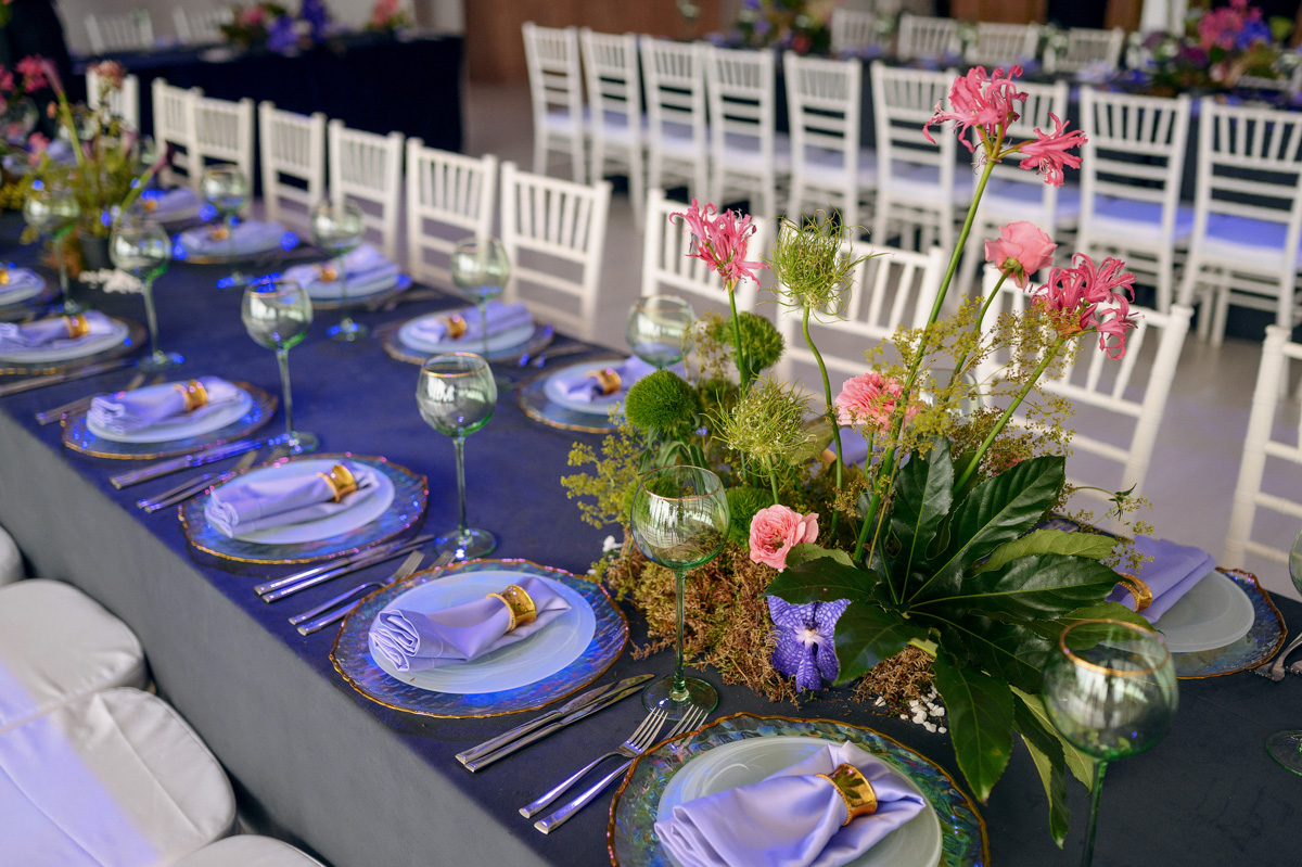 Владимирская show-woman и wedding-специалист Алёна Маркелова — девушка яркая, креативная и с хорошим вкусом. Идеальная невеста! Проведя сотни бракосочетаний, Алёна вошла в собственную супружескую жизнь и сделала это роскошно: три города, три мероприятия, целое лето праздников. О своей незабываемой свадьбе владимирская ведущая рассказала «Ключ-Медиа».