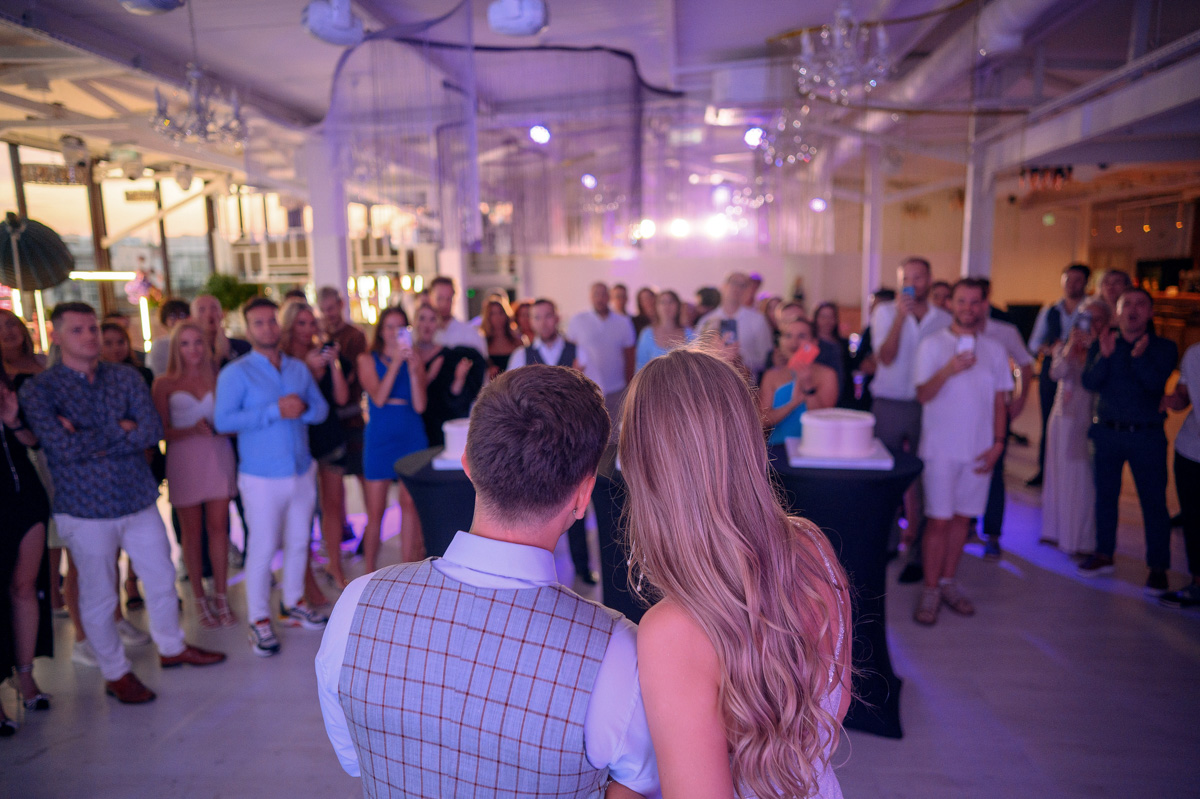 Владимирская show-woman и wedding-специалист Алёна Маркелова — девушка яркая, креативная и с хорошим вкусом. Идеальная невеста! Проведя сотни бракосочетаний, Алёна вошла в собственную супружескую жизнь и сделала это роскошно: три города, три мероприятия, целое лето праздников. О своей незабываемой свадьбе владимирская ведущая рассказала «Ключ-Медиа».