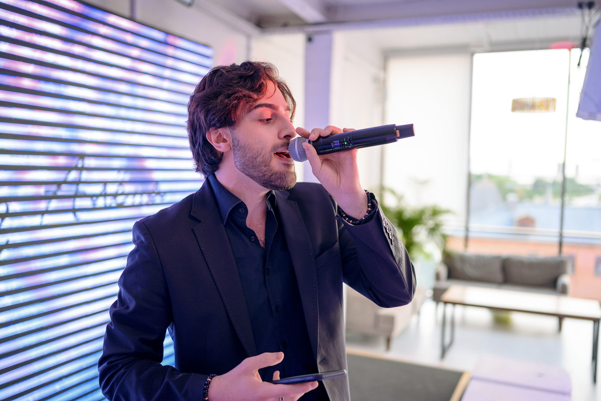 Владимирская show-woman и wedding-специалист Алёна Маркелова — девушка яркая, креативная и с хорошим вкусом. Идеальная невеста! Проведя сотни бракосочетаний, Алёна вошла в собственную супружескую жизнь и сделала это роскошно: три города, три мероприятия, целое лето праздников. О своей незабываемой свадьбе владимирская ведущая рассказала «Ключ-Медиа».