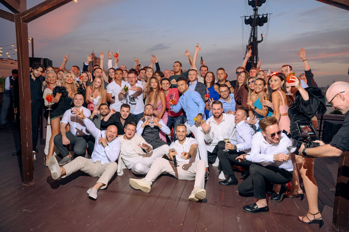 Владимирская show-woman и wedding-специалист Алёна Маркелова — девушка яркая, креативная и с хорошим вкусом. Идеальная невеста! Проведя сотни бракосочетаний, Алёна вошла в собственную супружескую жизнь и сделала это роскошно: три города, три мероприятия, целое лето праздников. О своей незабываемой свадьбе владимирская ведущая рассказала «Ключ-Медиа».