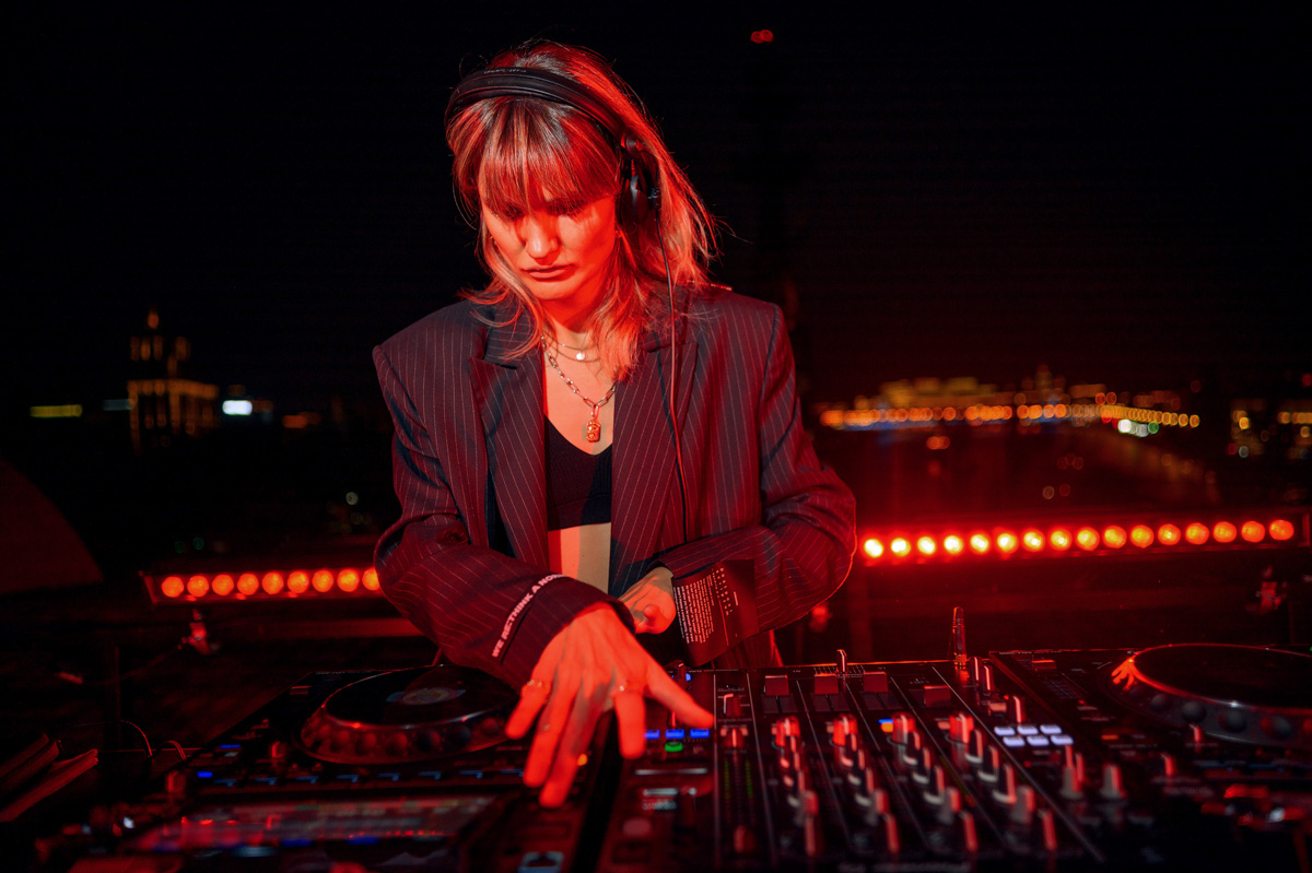 Владимирская show-woman и wedding-специалист Алёна Маркелова — девушка яркая, креативная и с хорошим вкусом. Идеальная невеста! Проведя сотни бракосочетаний, Алёна вошла в собственную супружескую жизнь и сделала это роскошно: три города, три мероприятия, целое лето праздников. О своей незабываемой свадьбе владимирская ведущая рассказала «Ключ-Медиа».