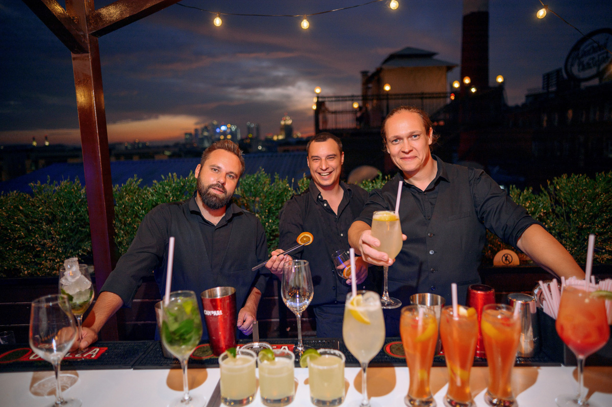 Владимирская show-woman и wedding-специалист Алёна Маркелова — девушка яркая, креативная и с хорошим вкусом. Идеальная невеста! Проведя сотни бракосочетаний, Алёна вошла в собственную супружескую жизнь и сделала это роскошно: три города, три мероприятия, целое лето праздников. О своей незабываемой свадьбе владимирская ведущая рассказала «Ключ-Медиа».