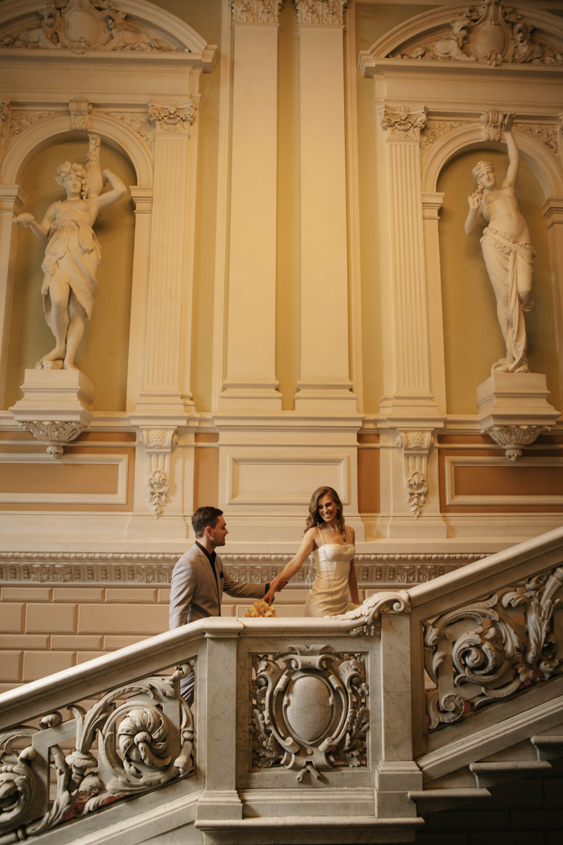 Владимирская show-woman и wedding-специалист Алёна Маркелова — девушка яркая, креативная и с хорошим вкусом. Идеальная невеста! Проведя сотни бракосочетаний, Алёна вошла в собственную супружескую жизнь и сделала это роскошно: три города, три мероприятия, целое лето праздников. О своей незабываемой свадьбе владимирская ведущая рассказала «Ключ-Медиа».