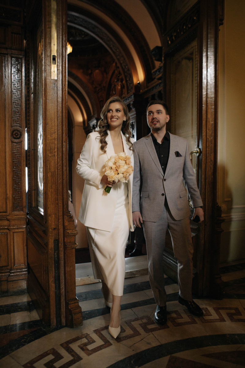 Владимирская show-woman и wedding-специалист Алёна Маркелова — девушка яркая, креативная и с хорошим вкусом. Идеальная невеста! Проведя сотни бракосочетаний, Алёна вошла в собственную супружескую жизнь и сделала это роскошно: три города, три мероприятия, целое лето праздников. О своей незабываемой свадьбе владимирская ведущая рассказала «Ключ-Медиа».