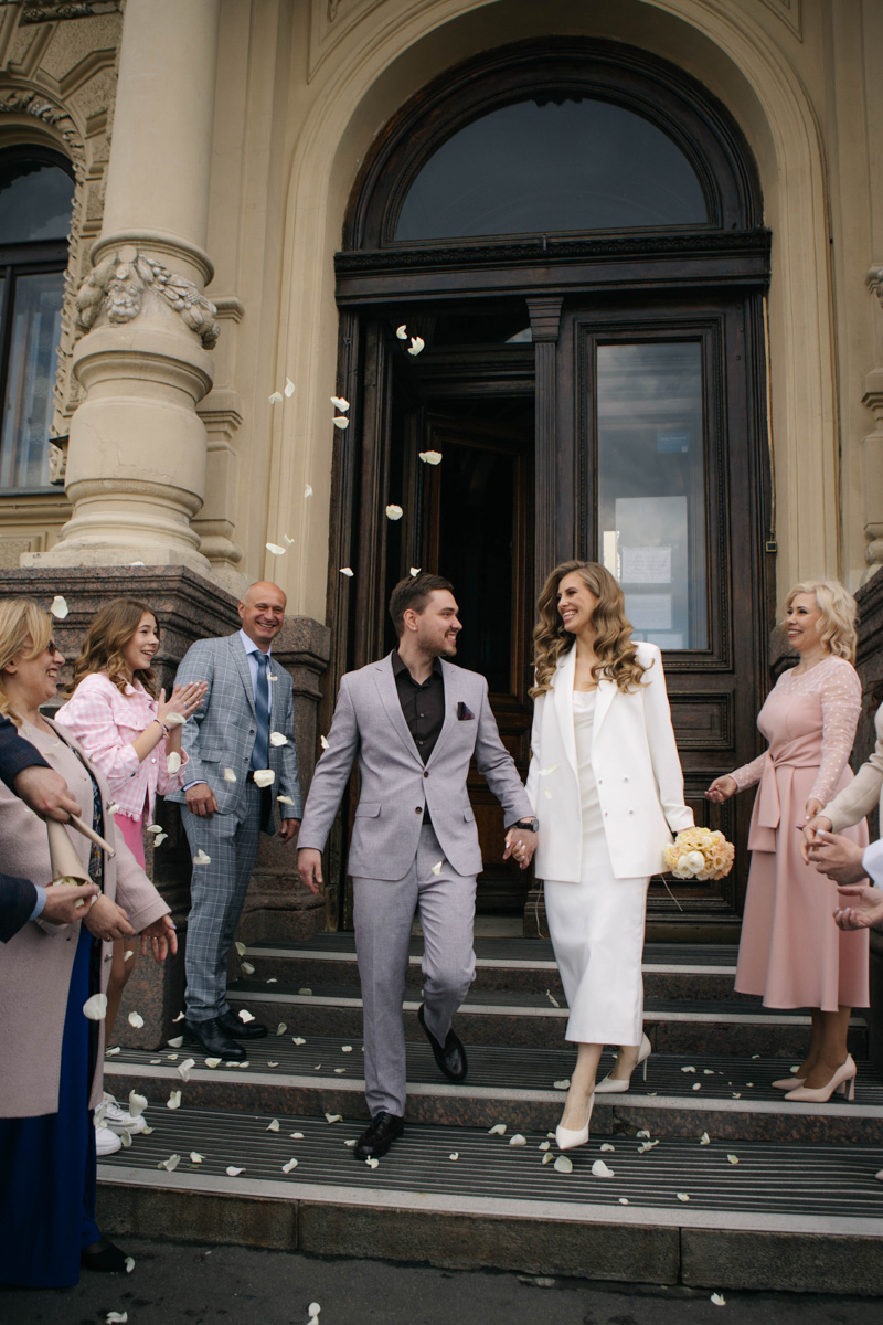 Владимирская show-woman и wedding-специалист Алёна Маркелова — девушка яркая, креативная и с хорошим вкусом. Идеальная невеста! Проведя сотни бракосочетаний, Алёна вошла в собственную супружескую жизнь и сделала это роскошно: три города, три мероприятия, целое лето праздников. О своей незабываемой свадьбе владимирская ведущая рассказала «Ключ-Медиа».